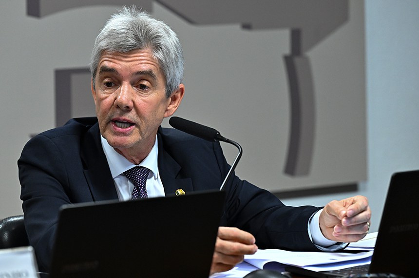 À mesa, em pronunciamento, relator do PL 2.374/2020, senador Jaime Bagattoli (PL-RO).