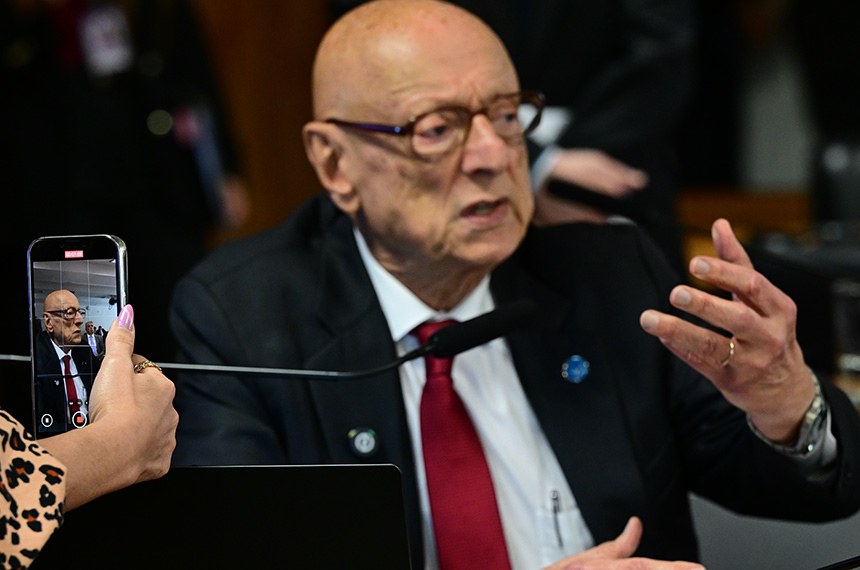 Mesa: 
senador Esperidião Amin (PP-SC) - em pronunciamento.