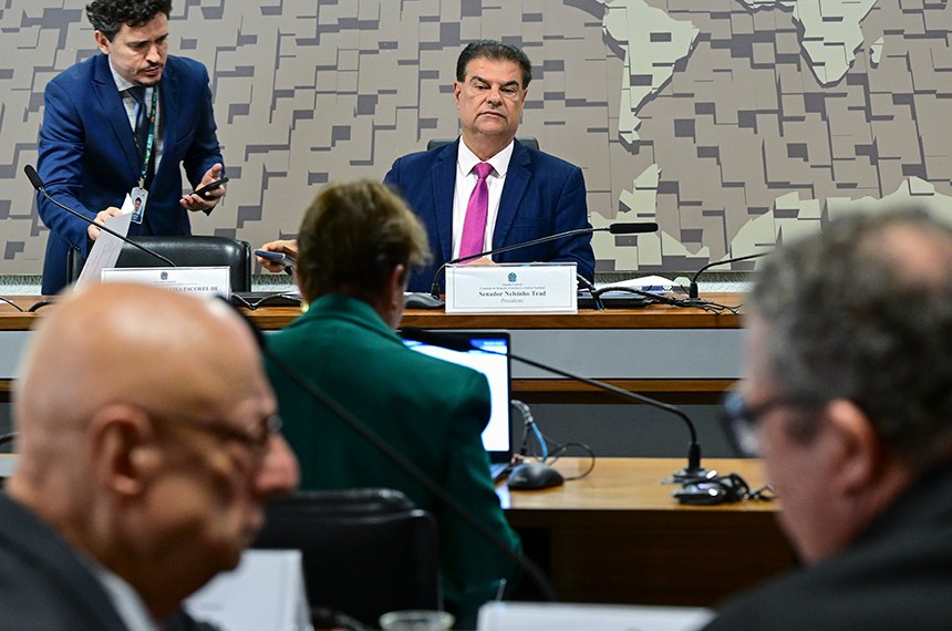 À mesa, presidente da CRE, senador Nelsinho Trad (PSD-MS), conduz reunião. 