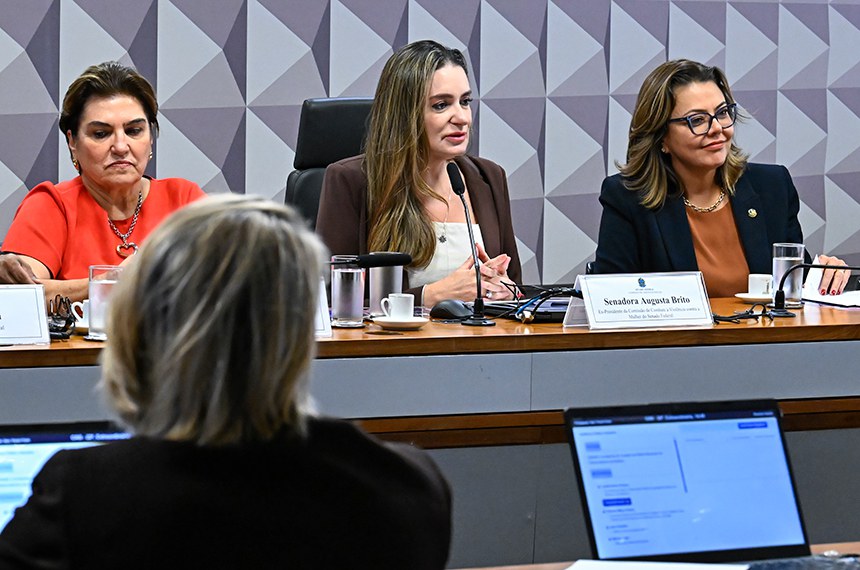 Mesa: 
ministra de Estado das Mulheres, Márcia Helena Carvalho Lopes; 
ex-presidente da Comissão Permanente Mista de Combate à Violência contra a Mulher (CMCVM) do Senado Federal, senadora Augusta Brito (PT-CE) - em pronunciamento; 
líder da Bancada Feminina do Senado Federal, senadora Leila Barros (PDT-DF).