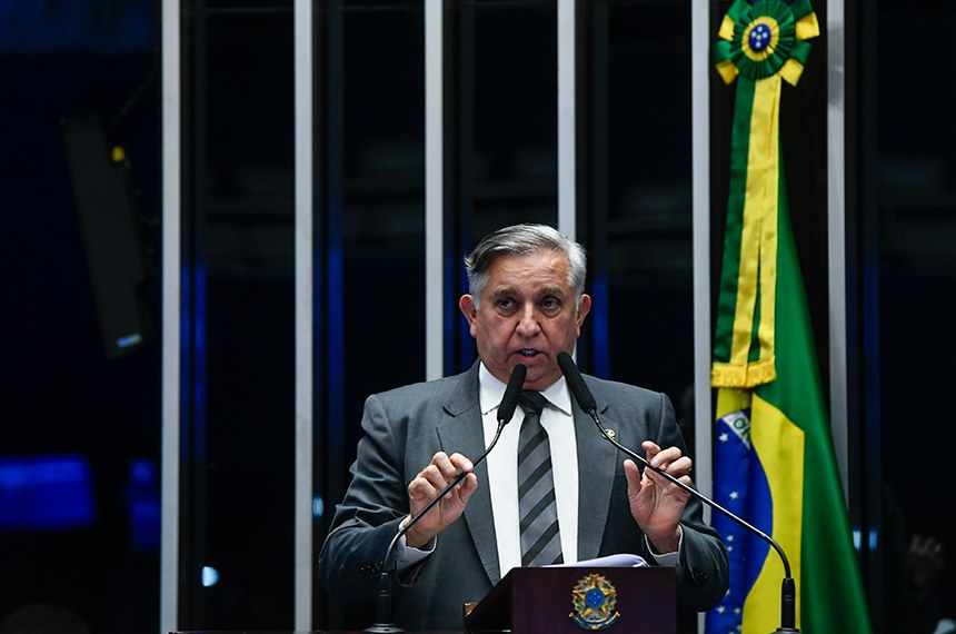 À tribuna, em discurso, senador Izalci Lucas (PL-DF). 