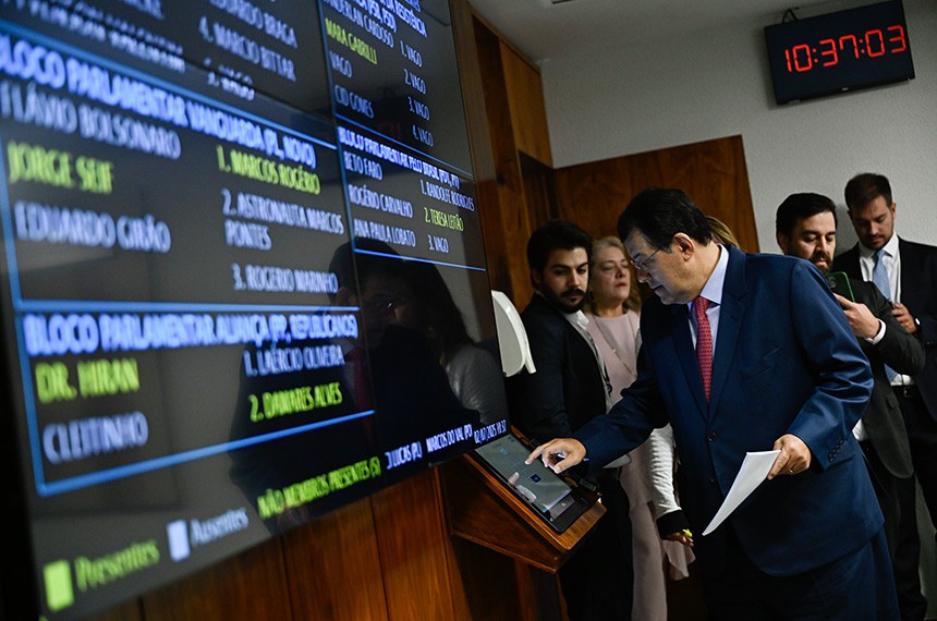 Ao chegar, senador Eduardo Braga (MDB-AM) registra presença. 