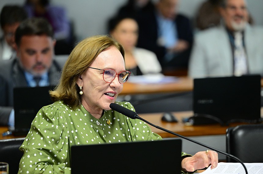Senadora Zenaide Maia (PSD-RN) em pronunciamento à bancada.