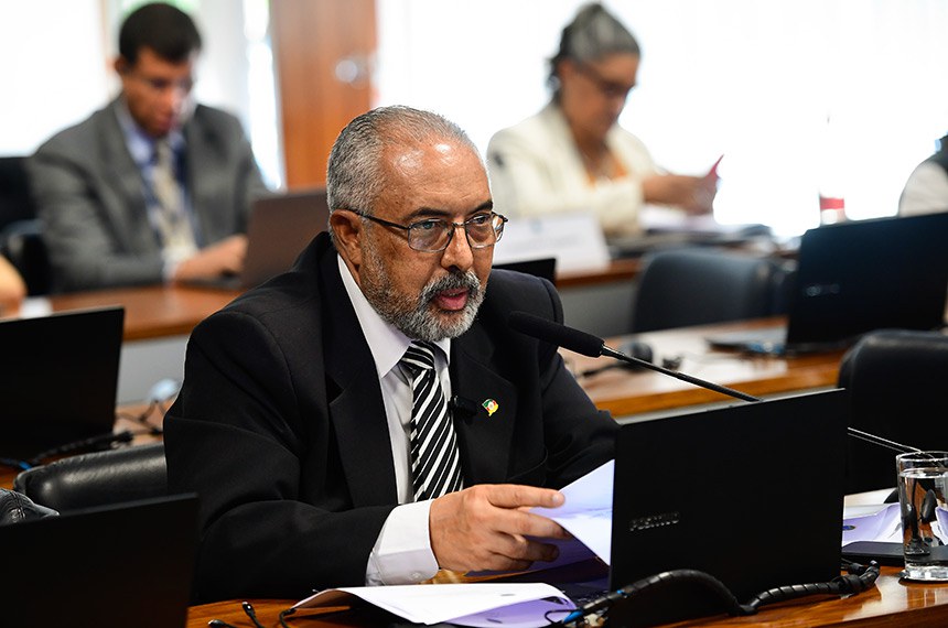 Senador Paulo Paim (PT-RS) em pronunciamento à bancada.