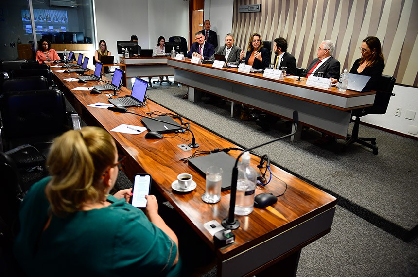Mesa:
presidente do Conselho de Administração da Confederação Brasileira de Atletismo (CBAt), Wlamir Leandro Motta Campos; 
presidente executiva do Atletas pelo Brasil, Ana Beatriz Moser; 
presidente da CEsp, senadora Leila Barros (PDT-DF);
diretor executivo da Rede Esporte pela Mudança Social (Rems), William Fernando de Oliveira; 
diretor-secretário e CEO da Confederação Brasileira de Vela, Marco Aurélio de Sá Ribeiro;
diretora de Programas e Políticas de Incentivo ao Esporte (DPPIE) do Ministério do Esporte, Carolinne Gomes Neves de Carvalho.