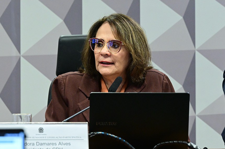 Mesa: 
presidente da CDH, senadora Damares Alves (Republicanos-DF), em pronunciamento.