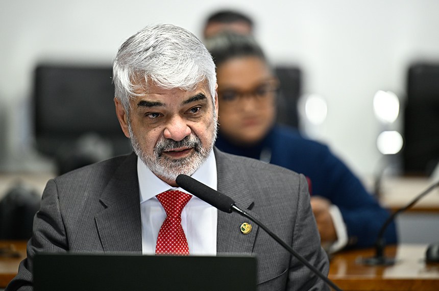 Senador Humberto Costa (PT-PE) em pronunciamento à bancada.