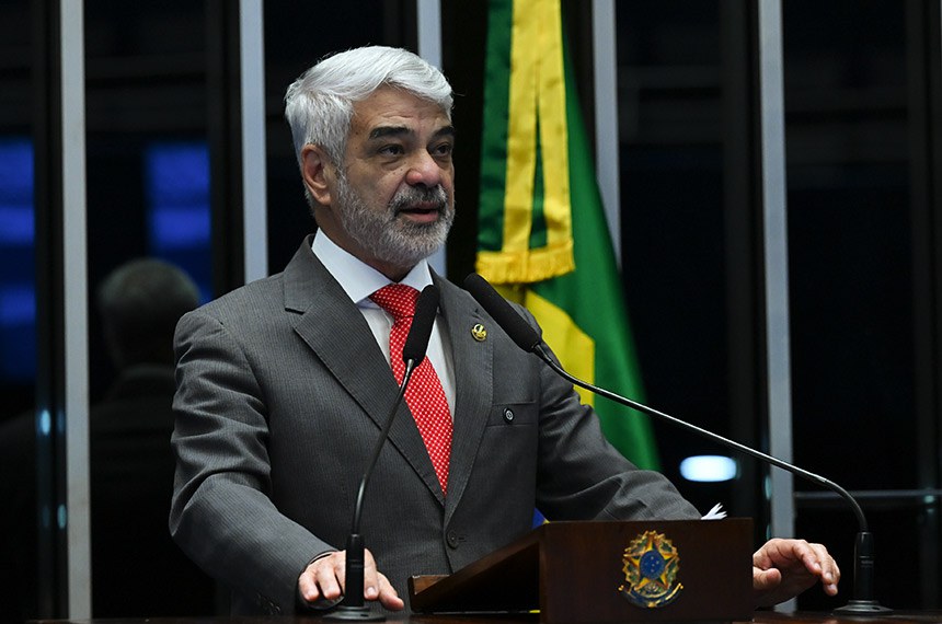 À tribuna, em discurso, senador Humberto Costa (PT-PE). 