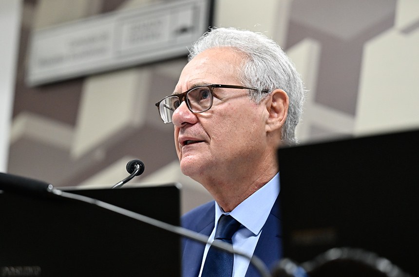 À mesa, presidente da CAE, senador Renan Calheiros (MDB-AL), conduz reunião. 