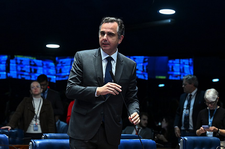 Em pronunciamento, à bancada, senador Rodrigo Pacheco (PSD-MG).