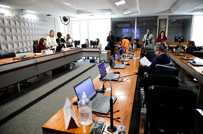 À bancada, senador Rogério Carvalho (PT-SE).