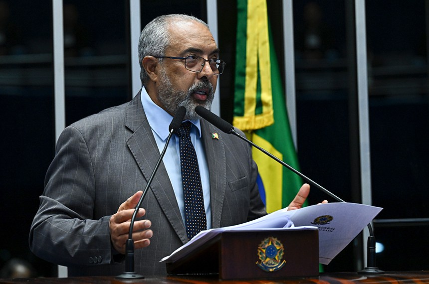 Senador Paulo Paim (PT-RS) em discurso à tribuna.