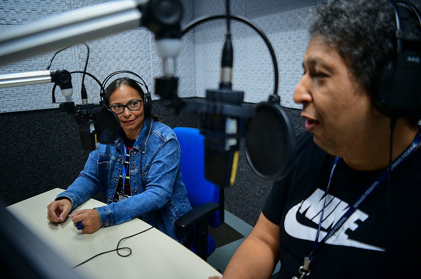 Em destaque: locutores da Rádio Senado, Marluci Ribeiro de Oliveira e Tiago Aquiles Ribeiro de Medeiros. 
