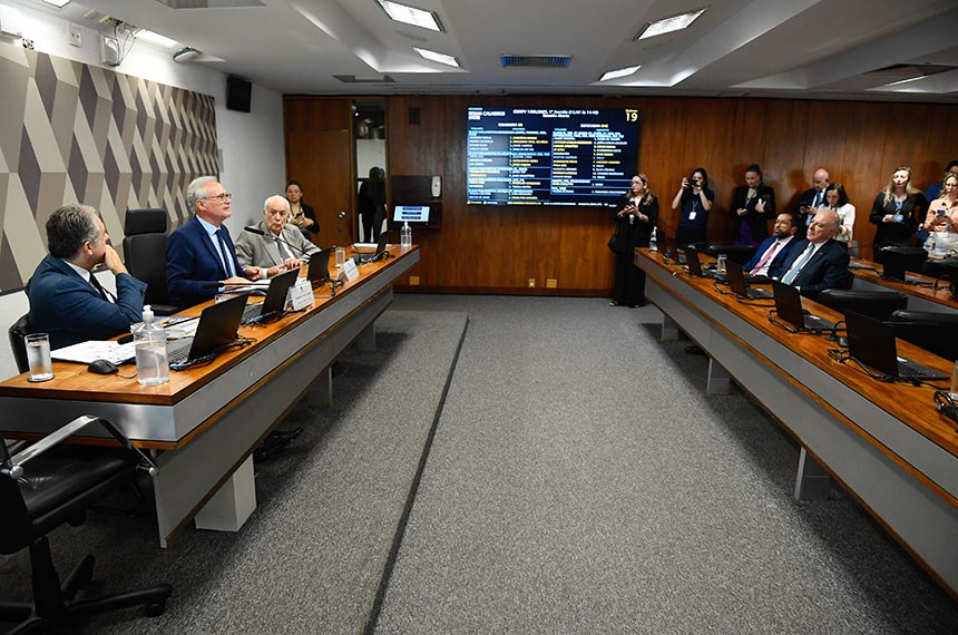 Mesa: 
relator da CMMPV 1.303/2025, deputado Carlos Zarattini (PT-SP);
presidente da CMMPV 1.303/2025, senador Renan Calheiros (MDB-AL);
deputado Antonio Carlos Rodrigues (PL-SP). 