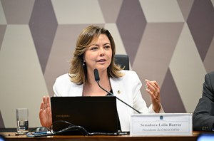 À mesa, presidente da CMACOP30, senadora Leila Barros (PDT-DF) conduz reunião.