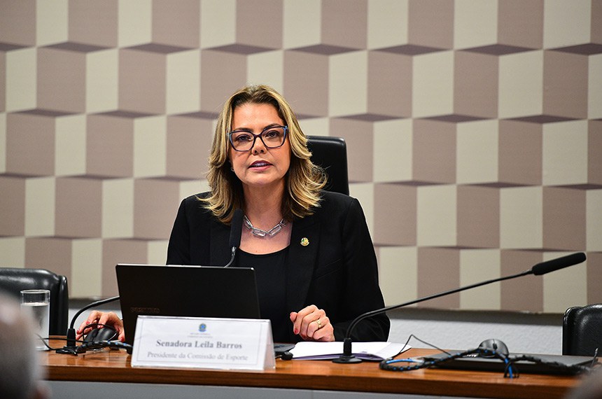 À mesa, presidente da CEsp, senadora Leila Barros (PDT-DF), conduz reunião.
