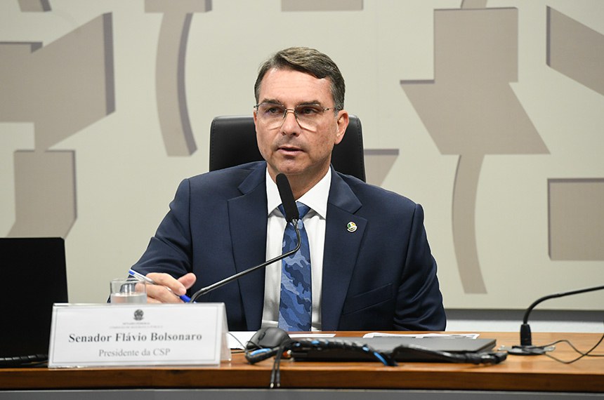 Mesa: 
presidente da CSP, senador Flávio Bolsonaro (PL-RJ).