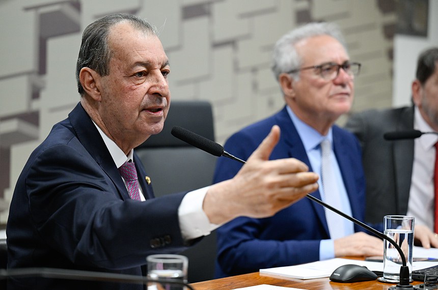 Mesa: 
senador Omar Aziz (PSD-AM), em pronunciamento;
presidente da CAE, senador Renan Calheiros (MDB-AL).