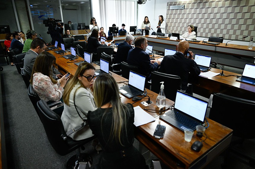 Mesa: 
presidente da CE, senadora Teresa Leitão (PT-PE).