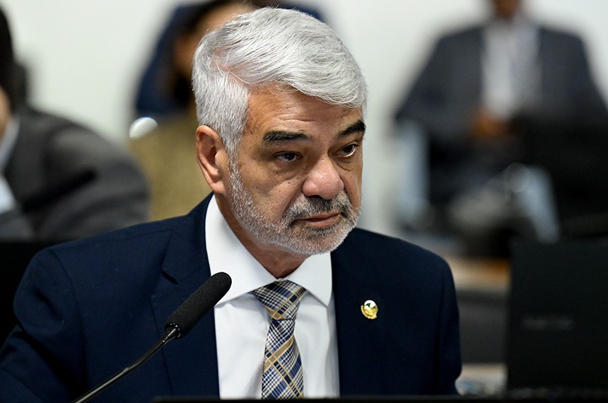 Senador Humberto Costa (PT-PE) em pronunciamento à bancada.
