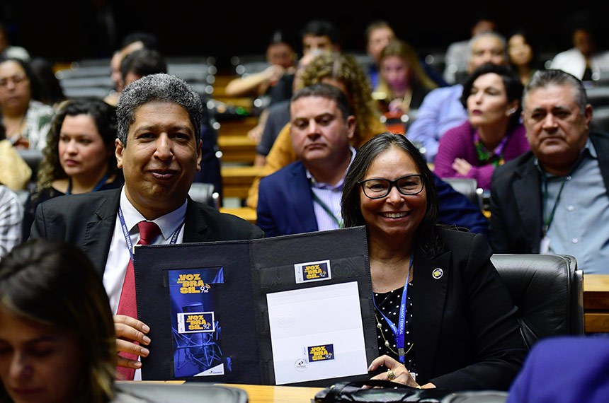 Participam:
Em destaque, locutor da Rádio Senado, Tiago Aquiles Ribeiro Medeiros;
locutora da Rádio Senado, Marluce Medeiros de Oliveira.