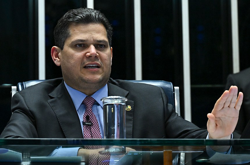 Mesa: 
presidente do Senado Federal, senador Davi Alcolumbre (União-AP), conduz sessão.