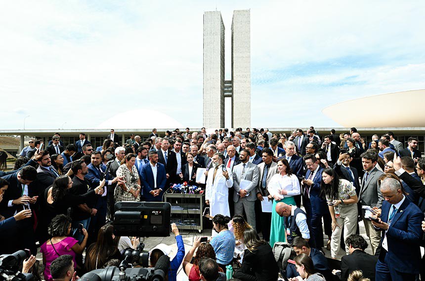 Participam:
deputada Bia Kicis (PL-DF);
senador Flávio Bolsonaro (PL-RJ);
líder da oposição no Senado Federal, senador Rogerio Marinho (PL-RN);
líder do PL na Câmara dos Deputados, deputado Sóstenes Cavalcanti (PL-RJ);
deputado Nikolas Ferreira (PL-MG);
líder da oposição na Câmara dos Deputados,  deputado Luciano Zucco (PL-RS);
deputado Allan Garcês (PP-MA);
deputada Caroline de Toni (PL-SC);
deputado Marcos Feliciano (PL-SP); 
deputado Domingos Sávio (PL-MG);
senador Wilder Morais (PL-GO).