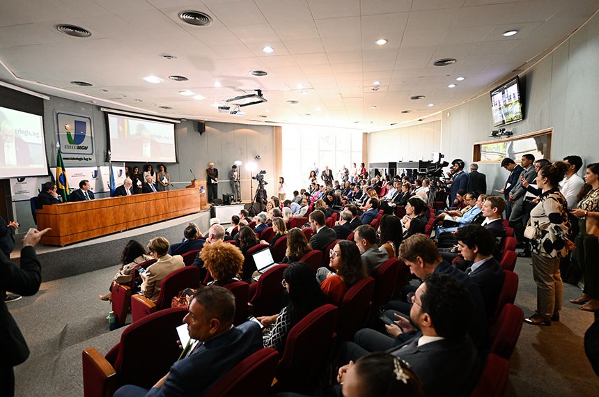 Mesa: 
secretário-executivo adjunto da Comissão Econômica para a América Latina e o Caribe (Cepal), Javier Medina Vásquez;
requerente desta sessão, deputado Nilto Tatto (PT-SP);
presidente e requerente desta sessão, senador Jaques Wagner (PT-BA); 
presidente da COP 30, embaixador André Corrêa do Lago.