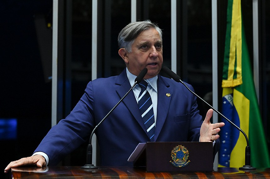 À tribuna, em discurso, requerente desta sessão, senador Izalci Lucas (PL-DF).