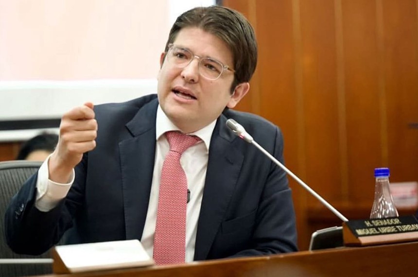 No dia 7 de junho, Uribe participava de um comício em Bogotá, capital do país, quando foi atingido por três tiros. Levado em estado grave a um hospital, Uribe faleceu depois de pouco mais de dois meses internado. Ele era neto do ex-presidente colombiano Julio Turbay (1978-1982). A polícia ainda investiga se o atentado teve motivação política. Até agora, seis pessoas foram presas, incluindo um suposto mandante.