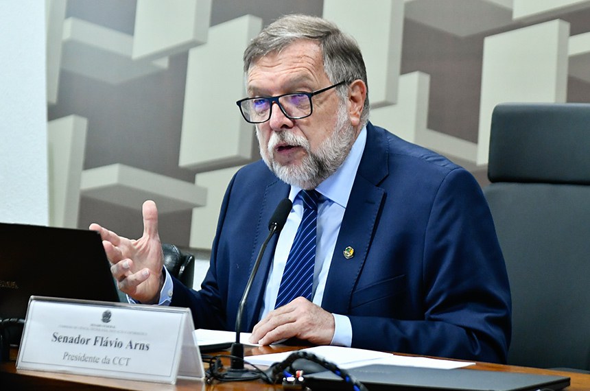 Mesa: 
presidente da CCT, senador Flávio Arns (PSB-PR) - em pronunciamento.