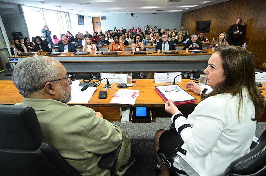 Mesa:
secretária da Mulher da Federação Nacional dos Empregados em Postos de Serviços de Combustíveis e Derivados de Petróleo (Fenepospetro) e da Federação dos Empregados em Postos de Serviços de Combustíveis e Derivados de Petróleo do Estado de São Paulo (Fepospetro), Telma Maria Cardia, em pronunciamento;
presidente eventual da CDH, senador Paulo Paim (PT-RS).