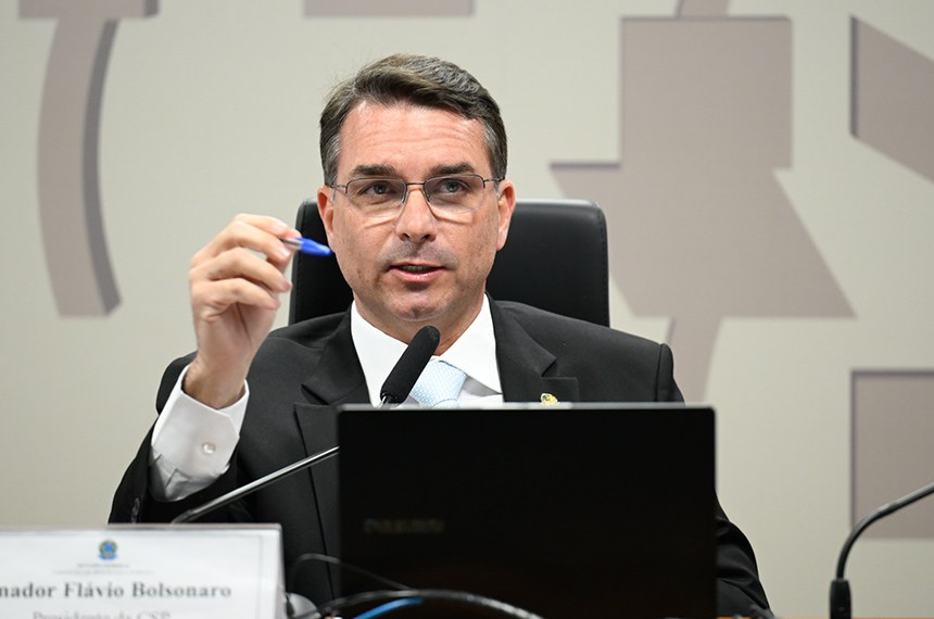 Mesa: 
presidente da CSP, senador Flávio Bolsonaro (PL-RJ) - em pronunciamento.