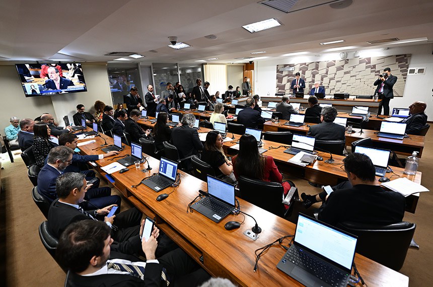 À mesa, presidente da CAE, senador Renan Calheiros (MDB-AL).