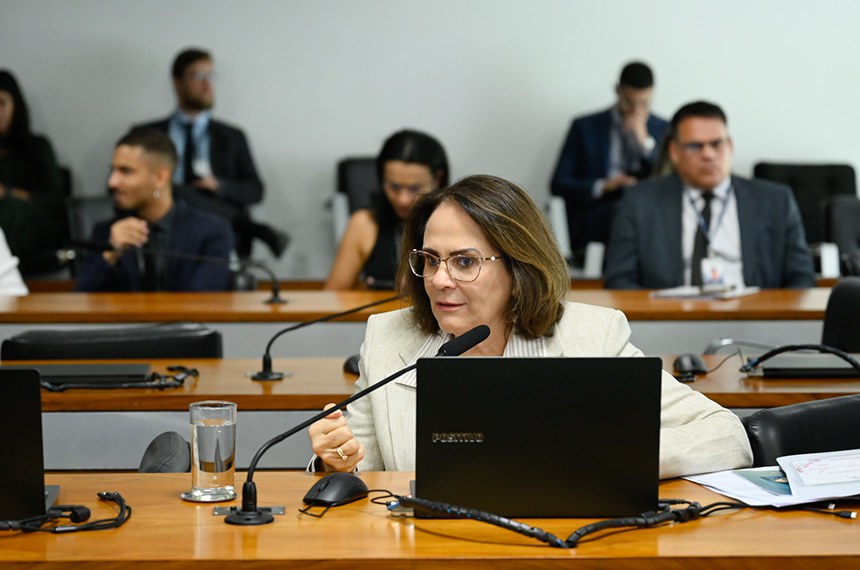 Em pronunciamento, relatora do PL 2.998/2022, senadora Damares Alves (Republicanos-DF).