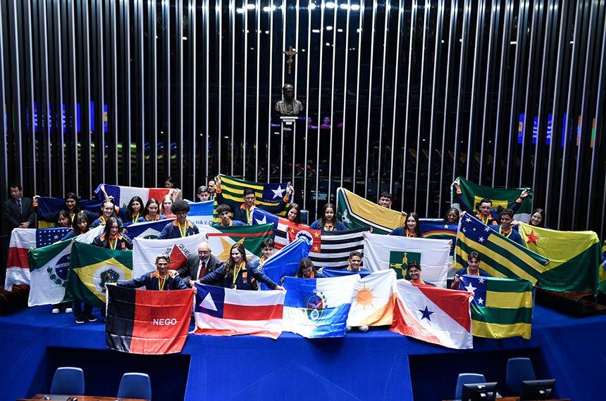 Jovens Senadores 2024: 
Ana Cecília Moreira Santiago (BA); 
Andrew Sander Felix de Aragão Pinheiro (SE); 
Andriely Camargo de Oliveira (RS); 
Antônio Luiz Zani de Souza (ES); 
Brenda Yara Chaves Muniz (PR); 
Daniel Cristóvão da Silva (PB); 
Davi Baia Camilo (MG); 
Edailizi Larissa Lösch (SC); 
Eglaíny Inácio da Silva (AC); 
Emanuelle Lana Faria de Miranda (DF); 
Gabriel Oliveira da Silva (AP); 
Gabriela Inácio de Oliveira (PE); 
Hélio dos Santos Melo (TO); 
Heverton da Silva Rangel (RN); 
Jônathas Lima Nunes (RR); 
Karen Angelo Pinheiro (RO); 
Kaylane Cristhina Gomes Bastos (RJ); 
Leandro Simões Cândido Júnior (GO); 
Leticia Pimenta Mageski (MT); 
Manoela Oliveira dos Santos (SP); 
Maria Eduarda Sousa Rodrigues (CE); 
Miguel Morgiroth Partzlaff (MS); 
Pedro Lucas Martins Saboia Silva (PI); 
Priscila Araújo Alves (AL); 
Renan Bastos Nogueira (PA); 
Suanny Silva de Almeida (AM); 
Wemilly Vitória Leda Dias (MA). 