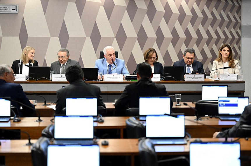 Mesa: 
presidente do Superior Tribunal de Justiça (STJ), ministro Herman Benjamin;
indicada para exercer o cargo de ministra no Superior Tribunal Militar (STM), Verônica Abdalla Sterman (MSF 30/2025);
ex-presidente da CCJ, ex-senador Edison Lobão;
presidente da CCJ, senador Otto Alencar (PSD-BA); 
indicada para exercer o cargo de ministra do Superior Tribunal de Justiça (STJ), Maria Marluce Caldas Bezerra (MSF 39/2025);
indicado para exercer o cargo de ministro do Superior Tribunal de Justiça (STJ), Carlos Augusto Pires Brandão (MSF 31/2025);
indicada para exercer o cargo de diretora do Conselho Diretor da Autoridade Nacional de Proteção de Dados (ANPD), Lorena Giuberti Coutinho (MSF 34/2025).