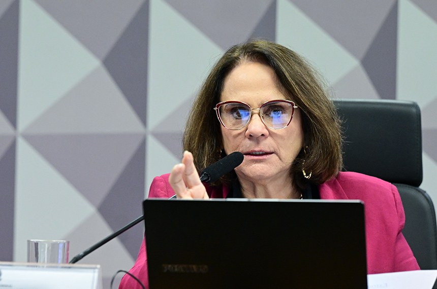 À mesa, presidente da CDH, senadora Damares Alves (Republicanos-DF).