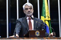 Humberto critica 'tarifas punitivas' dos EUA e defende soberania do Brasil