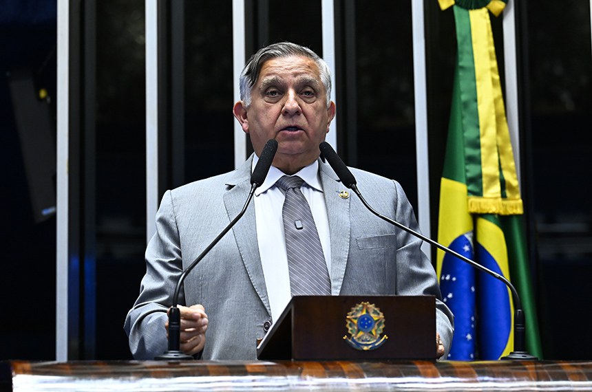 À tribuna, em discurso, senador Izalci Lucas (PL-DF). 