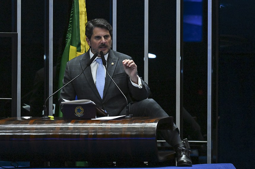 À tribuna, em discurso, senador Marcos do Val (Podemos-ES). O parlamentar exibe tornozeleira eletrônica. 