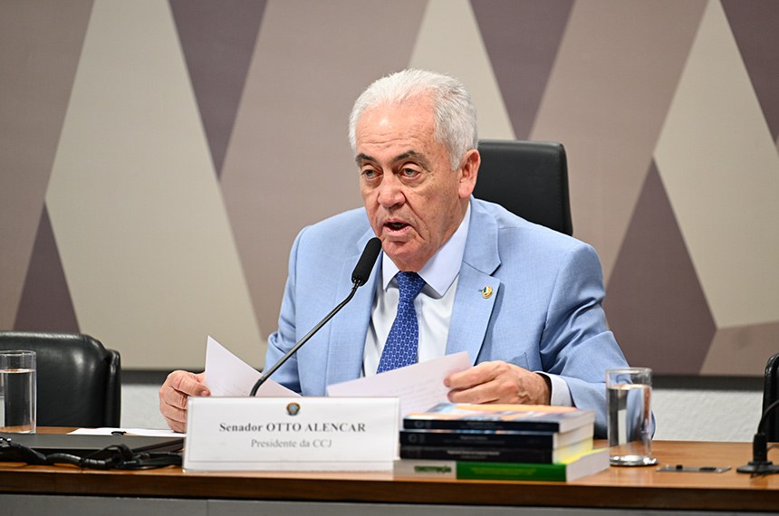 À mesa, presidente da CCJ, senador Otto Alencar (PSD-BA), em pronunciamento.