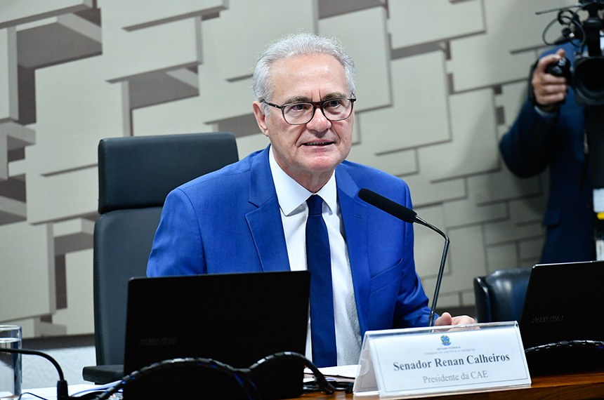Mesa: 
presidente da CAE, senador Renan Calheiros (MDB-AL).