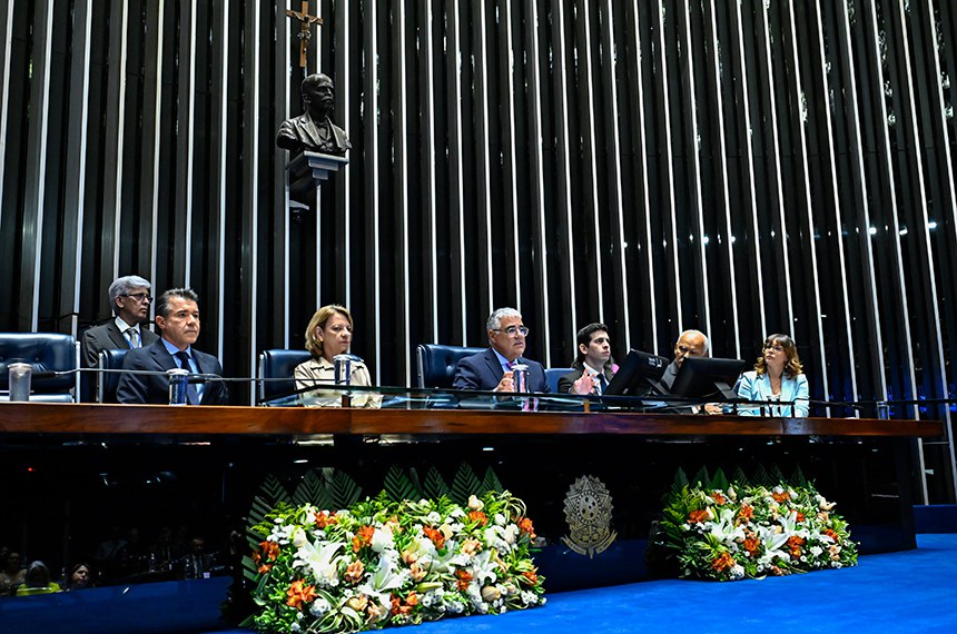 Mesa: 
presidente do Conselho para Assuntos Econômicos e Fiscais do Centro Espírita Caminho da Redenção (mantenedora da Mansão do Caminho), e amigo do Divaldo há 45 anos, Waldir Beira Júnior;
desembargadora Maria Piedade Bueno Teixeira;
presidente e requerente desta sessão, senador Eduardo Girão (Novo-CE);
secretário da sessão;
presidente da Federação Espírita Brasileira (FEB), Jorge Godinho Barreto Nery; 
atriz, interpretou Joanna de Ângelis no filme Divaldo, Regiane Alves.