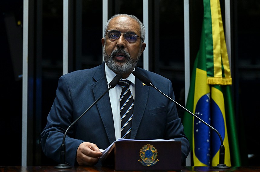 Senador Paulo Paim (PT-RS) em discurso à tribuna.