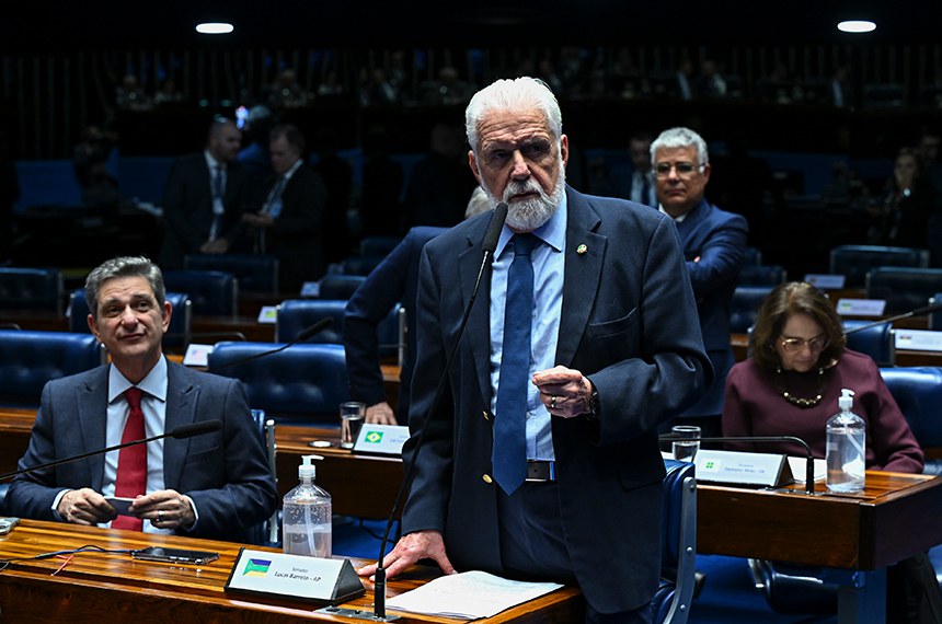 Líder do governo no Senado Federal, senador Jaques Wagner (PT-BA) em pronunciamentyo à bancada.