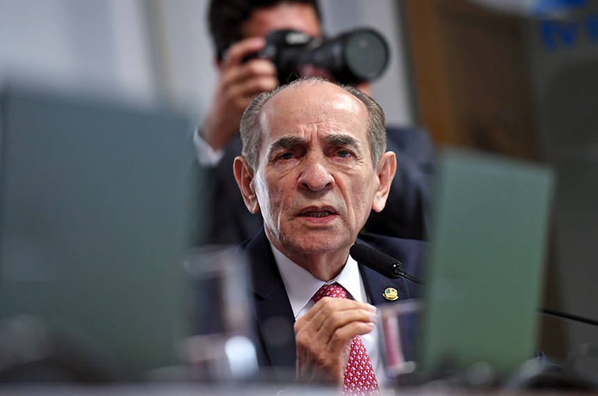 Senador Marcelo Castro (MDB-PI) em pronunciamento à bancada.