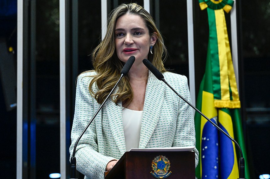 Senadora Augusta Brito (PT-CE) em discurso à tribuna.