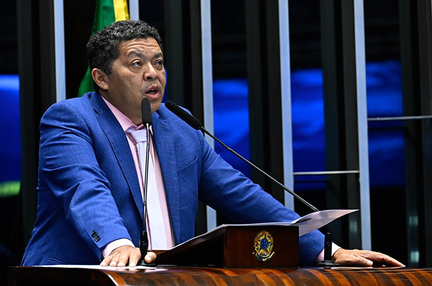 Em discurso, à tribuna, senador Beto Faro (PT-PA).