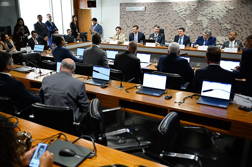 Mesa: 
indicado para exercer o cargo de membro do Conselho Diretor da Agência Nacional de Telecomunicações (Anatel), Octavio Penna Pieranti (MSF 45/2025);
indicado para exercer o cargo de membro do Conselho Diretor da Agência Nacional de Telecomunicações (Anatel), Edson Victor Eugenio de Holanda (MSF 42/2025);
presidente da CI, senador Marcos Rogério (PL-RO);
indicado para exercer o cargo de diretor-presidente da Agência Nacional de Aviação Civil (Anac), Tiago Chagas Faierstein (MSF 88/2024); 
indicado para exercer o cargo de diretor da Agência Nacional de Aviação Civil (Anac), Rui Chagas Mesquita (MSF 89/2024);
indicado para exercer o cargo de diretor da Agência Nacional de Aviação Civil (Anac), Antonio Mathias Nogueira Moreira (MSF 37/2025).